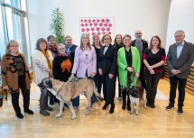 Landeshauptfrau Johanna Mikl-Leitner und Landesrätin Susanne Rosenkranz (rechts daneben) mit Tierschutzverband NÖ Präsidentin Andrea Specht (6.v.l.) und Vertreterinnen und Vertreter der Tierheime Niederösterreichs beim Gruppenfoto.