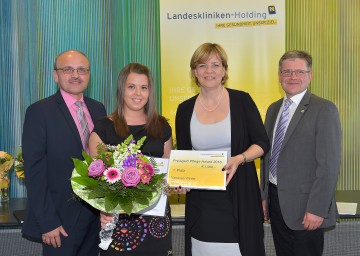 Gratulierten der Gewinnerin des NÖ Pflege-Awards 2016 Vanessa Winter (Zweite von links): Direktor Mag. Josef Brandstötter, Vorsitzender der ARGE der Schuldirektoren der Gesundheits- und Krankenpflegeschulen NÖ, Landesrätin Mag. Barbara Schwarz und Roman Gaal, MSc, MAS von der NÖ Landeskliniken-Holding (v.l.n.r.).