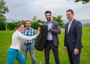 Erfolg für Initiative „Nicht mit mir“: Johanna Grames, Vizepräsidentin Judo Niederösterreich , Selbstverteidigungstrainer Thomas Lampl, LH-Stellvertreter Udo Landbauer und Thomas Stückler, Präsident Judo Niederösterreich.