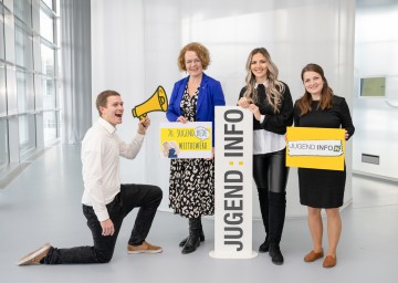 Im Bild von links nach rechts: Lukas Schneider, Jugend-Landesrätin Christiane Teschl-Hofmeister, Lejla Sahbegovic und Tamara Sedlmaier