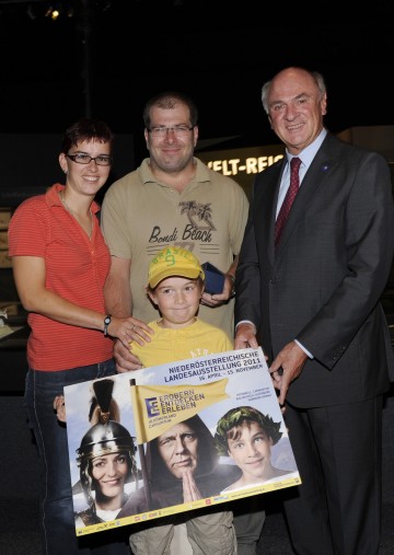 Landeshauptmann Dr. Erwin Pröll konnte die Familie Roiss als 200.000. Besucher der NÖ Landesausstellung begrüßen.