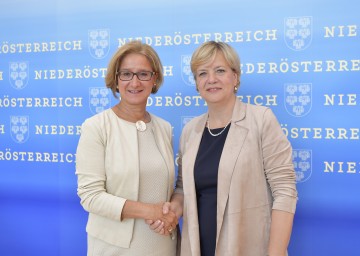 Landeshauptfrau Johanna Mikl-Leitner und Landesrätin Barbara Schwarz zum Ausbau der Kinderbetreuung in Niederösterreich.