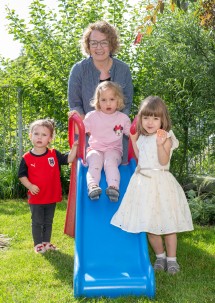 Familien-Landesrätin Christiane Teschl-Hofmeister mit den Kindern Paula, Florentina und Leonie.