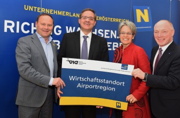 Gaben den Startschuss für die Konzeption eines akkordierten Entwicklungsplans für den Wirtschaftsstandort Airportregion: Mag. Thomas Ram, Bürgermeister von Fischamend und Vertreter der Anrainergemeinden im Forum 11, Flughafen-Vorstandsdirektor Dr. Günther Ofner, Wirtschafts-Landesrätin Dr. Petra Bohuslav und ecoplus-Geschäftsführer Mag. Helmut Miernicki. (v.l.n.r.)