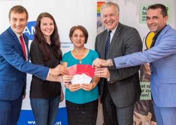 Im Bild von links: AMS-NÖ-GF Sven Hergovich, Frau Lisa Watschka (Lehre zur Spannungstechnikerin und technischen Zeichnerin), Frau Tadevik Tumanjan (Ausbildung zur Gartencenterkauffrau) und Landesrat Martin Eichtinger und SMS Günther Widy.
