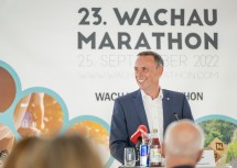 Jochen Danninger, Landesrat für Wirtschaft, Tourismus und Sport bei der Pressekonferenz zum 23. Wachaumarathon.