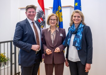 Landeshauptfrau Johanna Mikl-Leitner mit Bezirkshauptfrau Renate Giller-Schilk und Amtsvorgänger Christian Pehofer.