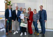 (v.l.) Walter Schmalwieser, Spartengeschäftsführer in der WKNÖ für Tourismus und Freizeitwirtschaft, Harald Pollak, Obmann NÖ Wirthauskultur, Erich Mayrhofer vom Landgasthof Bärenwirt mit seinem erfolgreichen Lehrling Anna Schörkhuber (Silber, Kategorie „Küche“, 3./4. Lehrjahr), Landeshauptfrau Johanna Mikl-Leitner, Annas Mama und Michael Duscher, Geschäftsführer NÖ Werbung.