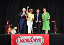 Feierliche Eröffnung der neuen Produktions- und Rohwarenhalle der Firma Kotanyi in Wolkersdorf. Im Bild von links nach rechts: Helmut Miernicki von der Wirtschaftsagentur ecoplus, Landeshauptfrau Johanna Mikl-Leitner, Geschäftsführer Erwin Kotanyi und Bürgermeisterin Anna Steindl 