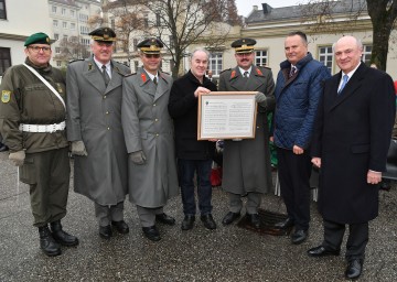 Übergabe der Partitur des „Brigadier Martin Jawurek Marsch“ bei der Kommandoübergabe: Militärmusik NÖ-Kapellmeister Oberstleutnant Mag. Adolf Obendrauf, Obst Bruno Deutschbauer, MSD, Brigadier Mag. Rudolf Striedinger, Komponist Walter Schwanzer, Brigadier Mag. Martin Jawurek, Verteidigungsminister Mag. Hans Peter Doskozil und Landeshauptmann Dr. Erwin Pröll (v.l.n.r.)