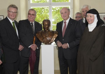 Eröffnung des neuen Besucherzentrums in Mayerling: LAbg. Dr. Christoph Kainz, Bürgermeister DI Ludwig Köck, Landeshauptmann Dr. Erwin Pröll und Priorin Maria Regina.