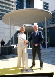 Landeshauptfrau Johanna Mikl-Leitner und Landtagspräsident Karl Wilfing enthüllten das Kunstwerk vor dem Forum Landtag.