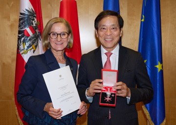 Landeshauptfrau Johanna Mikl-Leitner überreichte das Große Silberne Ehrenzeichen für Verdienste um die Republik Österreich an Seiichi Yamaguchi.