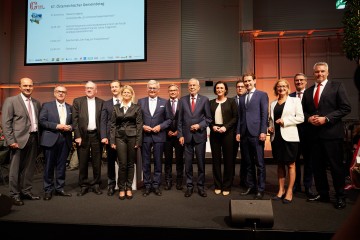 NÖ-Gemeindebund-Präsident Johannes Pressl (von links), Gemeindebund-Vizepräsident Rupert Dworak, Bischof Alois Schwarz, Bundesminister Gernot Blümel, Bundesministerin Klaudia Tanner, Gemeindebund-Präsident Alfred Riedl, Staatssekretär Magnus Brunner, Bundespräsident Alexander Van der Bellen, Bundesministerin Elisabeth Köstinger, Bundesratspräsident Peter Raggl, Bundeskanzler Sebastian Kurz, Landeshauptfrau Johanna Mikl-Leitner, Südtirols Landeshauptmann Arno Kompatscher und Bundesminister Karl Nehammer