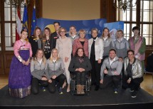 Yena Lee (südkoreanische Musikstudentin), Veronika Aigner (Ski Alpin Para, Begleitung), Elisabeth Aigner (Guide), Martin Würz (Ski Alpin), Landeshauptfrau Johanna Mikl-Leitner, Valerie Kleiser (Bob), ÖPC-Präsidentin Maria Rauch-Kallat, Sport-Landesrätin Petra Bohuslav, Christina Hengster (Bob), Viktoria Eigner (Bob) und Geonhee (südkoreanischer Musikstudent) (stehend, v.l.n.r.) sowie Katrin Beierl (Bob), Victoria Hahn (Bob), Claudia Lösch (Ski Alpin), Marco Rangl (Bob) und Michaela Dorfmeister (vorne, v.l.n.r.) bei der Olympia-Verabschiedung im Palais NÖ in Wien.