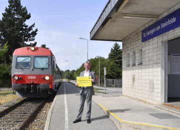 Verkehrs-Landesrat Karl Wilfing am Bahnhof St. Georgen am Steinfelde. 