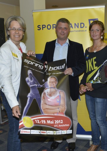 Landesrätin Dr. Petra Bohuslav, Turnierdirektor Raimund Stefanits und Tennisnachwuchstalent Barbara Haas beim Tennis Spring Bowl in Amstetten.