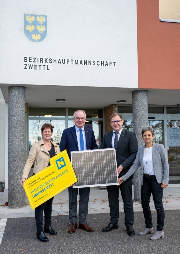 (v.l.) Kerstin Kienbeck, Abteilung für Gebäudeverwaltung im Amt der NÖ Landesregierung, LH-Stellvertreter Stephan Pernkopf, Bezirkshauptmann Markus Peham und Melitta Schnabl, Bürodirektorin BH Zwettl.