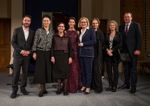 (v.l.n.r.) Matthias Pacher (Geschäftsführer Ehemalige Synagoge), Susanne Eiselt (Nichte von Kurt Bardos und Leihgeberin), Martha Keil (wissenschaftliche Leiterin Ehemalige Synagoge und Kuratorin), Pianistin Dorothy Khadem-Missagh, Landeshauptfrau Johanna Mikl-Leitner, Renate Stockreiter (Gestalterin der Ausstellung), Charlotte Hermann (Vizepräsidentin der Israelitischen Religionsgesellschaft und Präsidentin der IKG Linz) und St. Pöltens Bürgermeister Matthias Stadler.