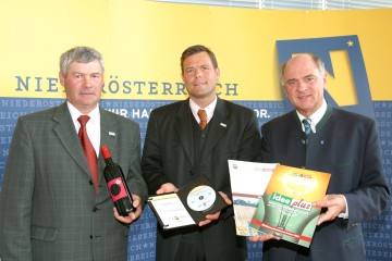 Neue Ideen für die NÖ Dorf- und Stadterneuerung, die heute von Landeshauptmann Dr. Erwin Pröll, Dipl.Ing. Walter Kirchler vom Landesverband und Helmut Schwalm, Bürgermeister von Herrnbaumgarten (v.r.n.l.) präsentiert wurden.