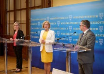 Bei der Pressekonferenz im Palais NÖ: Bundesministerin Leonore Gewessler, Landeshauptfrau Johanna Mikl-Leitner und Mobilitätslandesrat Ludwig Schleritzko (v.l.n.r.).