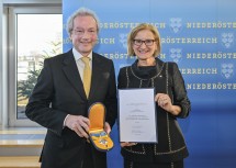 Ehrenzeichen-Überreichung in St. Pölten: Landeshauptfrau Johanna Mikl-Leitner mit Franz Welser-Möst, Dirigent und Musikdirektor des Cleveland Orchestra.
