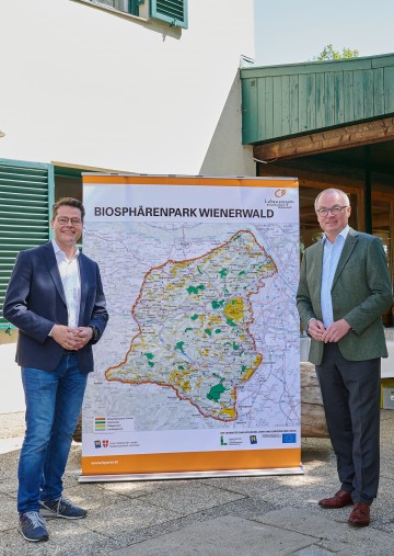 LH-Stellvertreter Stephan Pernkopf und Wiens Klimastadtrat Jürgen Czernohorszky zogen in der Wiener Waldschule Ottakring eine Erfolgsbilanz über 15 Jahre Biosphärenpark Wienerwald (v.r.n.l.)