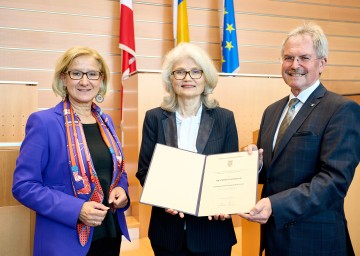 Landtagspräsident Karl Wilfing sowie Landeshauptfrau Johanna Mikl-Leitner gratulierten Landesrechnungshof-Direktorin Edith Goldeband (M.) zur Wiederbestellung. Am 1. Juli 2022 beginnt ihre dritte Amtszeit an der Spitze des Landesrechnungshofs.