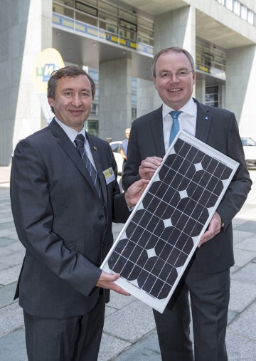 Dr. Herbert Greisberger, Geschäftsführer der Energie- und Umweltagentur NÖ, und Energie-Landesrat Dr. Stephan Pernkopf freuen sich über den großen Zuwachs an Sonnenstrom-Produktion. (v.l.n.r.)