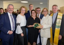 (v.l.) Landtagspräsident Karl Wilfing, Landesrätin Christiane Teschl-Hofmeister, Direktorin Veronika Schreder, Landeshauptfrau Johanna Mikl-Leitner, Stadtpfarrer Pater Cornaro, (dahinter v.l.) Architekt Heinrich Strixner und Landtagsabgeordnter Manfred Schulz mit dem Schlüssel zum neuen Schulgebäude.