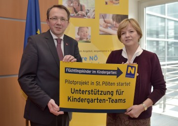 Flüchtlingskinder im Kindergarten: Landesrätin Mag. Barbara Schwarz und Bürgermeister Mag. Matthias Stadler stellten ein Pilotprojekt in St. Pölten zur Unterstützung von Kindergartenteams vor.