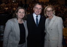 Im Bild von links nach rechts: Sonja Strauß, Obfrau der Dienststellenpersonalvertretung (DPV), Gerhard Fichtinger von der DPV, der mit 1. Dezember in den Ruhestand übertritt, und Landeshauptfrau Johanna Mikl-Leitner