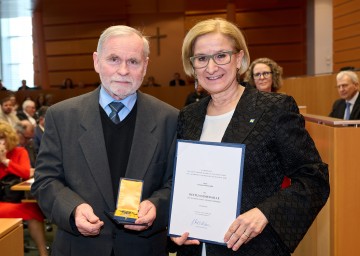 Ehrenzeichen-Überreichung im NÖ Landhaus: Landeshauptfrau Johanna Mikl-Leitner überreichte Gerhard Settelmaier die Rettungsmedaille des Bundeslandes Niederösterreich.