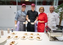 Landeshauptfrau Johanna Mikl-Leitner an einer der zahlreichen kulinarischen Stationen im Rahmen der Feierlichkeiten „50 Jahre Tourismusschule St. Pölten“.