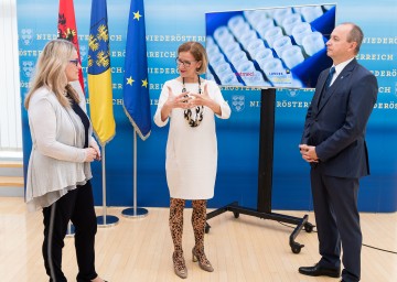 Landeshauptfrau Johanna Mikl-Leitner (m.) mit Landesrätin Ulrike Königsberger-Ludwig (l.) und dem Vorstand der NÖ Landesgesundheitsagentur Konrad Kogler.