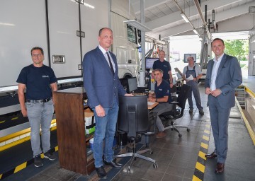 Georg Hönig, Leiter der Abteilung Technische Kraftfahrzeug-Angelegenheiten, und Wirtschaftslandesrat Jochen Danninger in der Landesfahrzeugprüfstelle St. Pölten