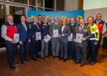 Ehrungen für starke Partnerschaft: NÖZSV-Präsident Christoph Kainz (8.v.l.) und Landeshauptfrau Johanna Mikl-Leitner mit den Vertretern der blau-gelben Sicherheitsfamilie.