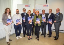 Diskutierten beim MTI-Betriebsstammtisch (v.l.n.r.): MTI NÖ-Fachgruppengeschäftsführerin Theresa Irresberger, NBG Fiber GmbH-Geschäftsführer Mark Bauer, GEORG FISCHER FITTINGS GmbH-Geschäftsführer Bernhard Dichtl, Landeshauptfrau Johanna Mikl-Leitner, MTI NÖ-Fachgruppenobmann sowie Rupert Fertinger GmbH und Innerio Heat Exchanger GmbH-Geschäftsführer Veit Schmid-Schmidsfelden, HASCO Austria GmbH-Geschäftsführerin und Ausschussmitglied Elfriede Hell, Wirtschaftskammer NÖ-Präsident Wolfgang Ecker, WMA Weinviertler Mechatronik Akademie GmbH-Geschäftsführer Dieter Körbisser und Busatis GmbH-Geschäftsführer Christoph Jordan.