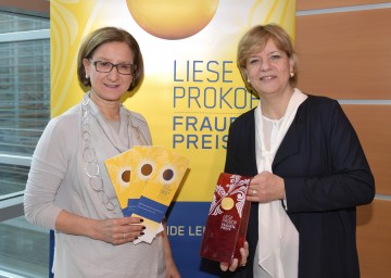 Landeshauptfrau Johanna Mikl-Leitner und Landesrätin Barbara Schwarz freuen sich über viele Einreichungen beim „Liese Prokop-Frauenpreis“ 2017. (v.l.n.r.)