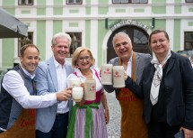 (v.l.) Bürgermeister Patrick Layr, Karl Schwarz von der Privatbrauerei Zwettl, Landeshauptfrau Johanna Mikl-Leitner und die neuen Eigentürmer Faraz Narouni und Helga Hollensteiner.