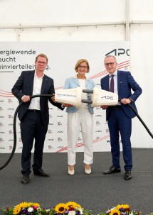 Bei der symbolischen Inbetriebnahme der Weinviertelleitung: EVN-Vorstandsdirektor Stefan Szyskowitz, Landeshauptfrau Johanna Mikl-Leitner und APG-Vorstandsdirektor Gerhard Christiner