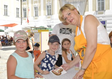 Landesrätin Barbara Schwarz beim Lebkuchenbacken mit Kindern