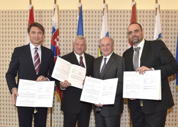 Unterzeichneten das neue Arbeitsprogramm: der Oberbürgermeister der Stadt Bratislava, Dr. Ivo Nesrovnal, der Vorsitzende des Kreises Trnava Ing. Dr. Tibor Mikus, Landeshauptmann Dr. Erwin Pröll und der Vorsitzende des Kreises Bratislava, Ing. Pavol Freso (v. l. n. r.).