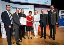 NÖ Freiwilligen Preis „Henri“ in der Kategorie „Gemeinden“: Club Niederösterreich-Präsident Paul Nemecek (links), Senftenberger Bürgermeister Stefan Seif, Vertreter der Gemeinde Senftenberg, Landeshauptfrau Johanna Mikl-Leitner (3.v.r.) und Rotkreuz-Präsident General Josef Schmoll (rechts)