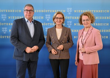 Gesundheitsgewerkschaft-Vorsitzender Reinhard Waldhör, Landeshauptfrau Johanna Mikl-Leitner und Landesrätin Christiane Teschl-Hofmeister präsentierten heute die blau-gelbe Pflegeprämie (v.l.n.r.).