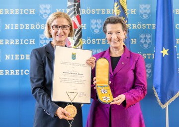 Landeshauptfrau Johanna Mikl-Leitner überreichte an Bundesministerin a. D. Nationalrätin Gabriele Heinisch-Hosek das „Silberne Komturkreuz mit dem Stern des Ehrenzeichens für Verdienste um das Bundesland Niederösterreich“.