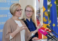 Arbeitsgespräch von LH Mikl-Leitner mit Wirtschaftsministerin Schramböck