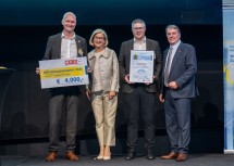 Landeshauptfrau Johanna Mikl-Leitner und WKNÖ-Präsident Wolfgang Ecker mit den Siegern in der Kategorie „Digitale Innovation“, Fam-ING Smart Farm Equipment FlexCo: (v.l.) GF Gregor Witzmann und GF Gerhard Zimmermann.