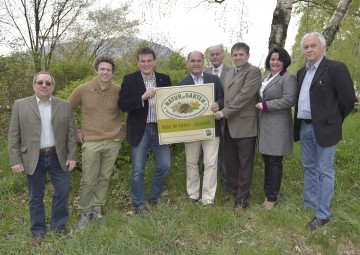 Waldegg ist „Natur im Garten“ Gemeinde: GR Bernhard Zill, GFGR Ing. Peter Zens, Bürgermeister Michael Zehetner,  Landeshauptmann-Stellvertreter Mag. Wolfgang Sobotka,  GR Michael Zehetner sen., LAbg. Ing. Franz Rennhofer, Berufssschuldirektorin Dipl-Päd. Martha Umböck, Vizebürgermeister Herbert Kwich (v.l.n.r.)