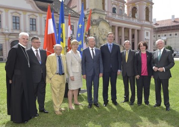 Im Bild von links nach rechts: Abt Columban Luser, Dr. Razvan Ungureanu, Prof. Paul Lendvai, LR Mag. Barbara Schwarz, Dr. Reinhold Mitterlehner, Alexsandar Vucic, Dr. Johannes Hahn, Mag. Tinatin Khidasheli, LH Dr. Erwin Pröll.